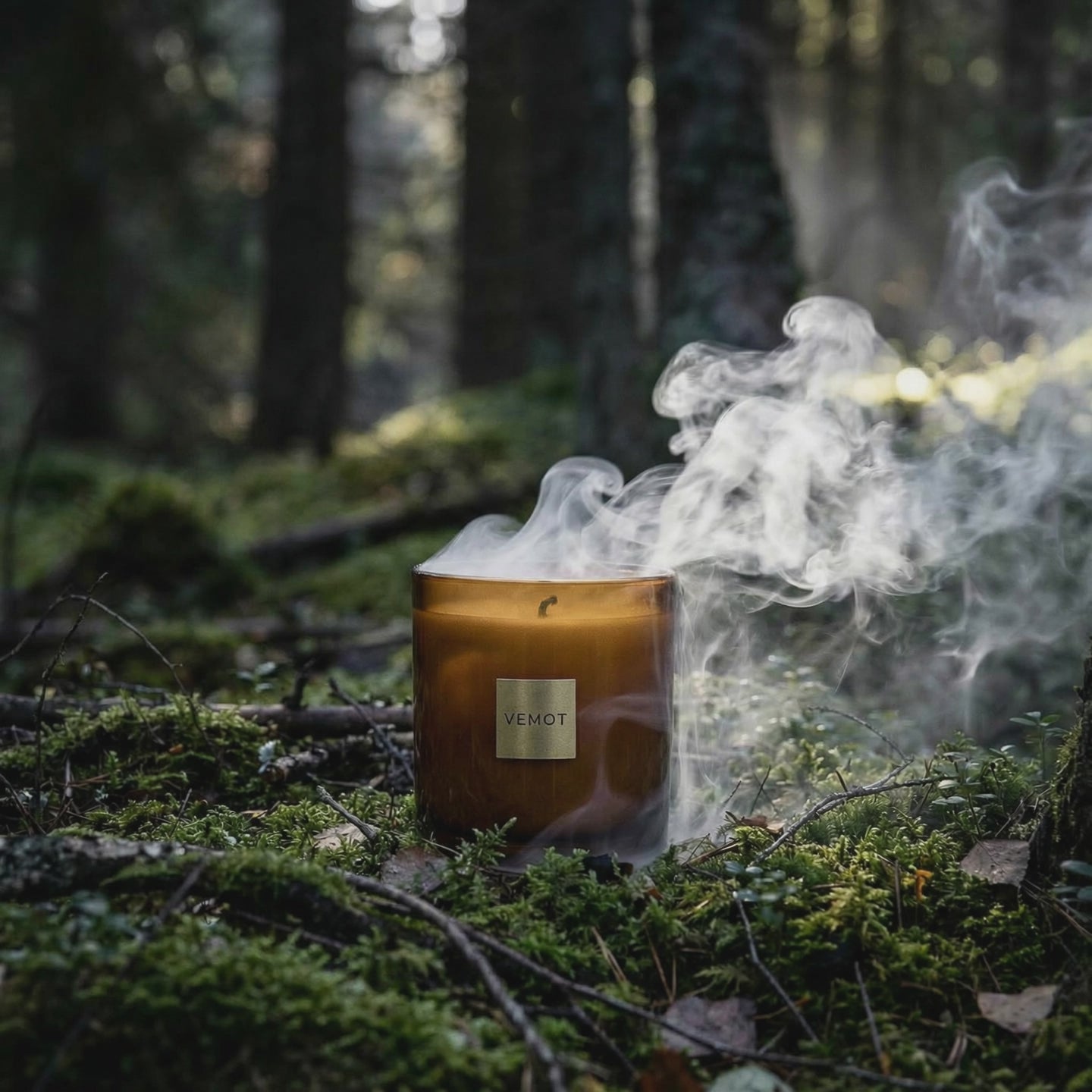 VEMOT silent green scented candle in forest